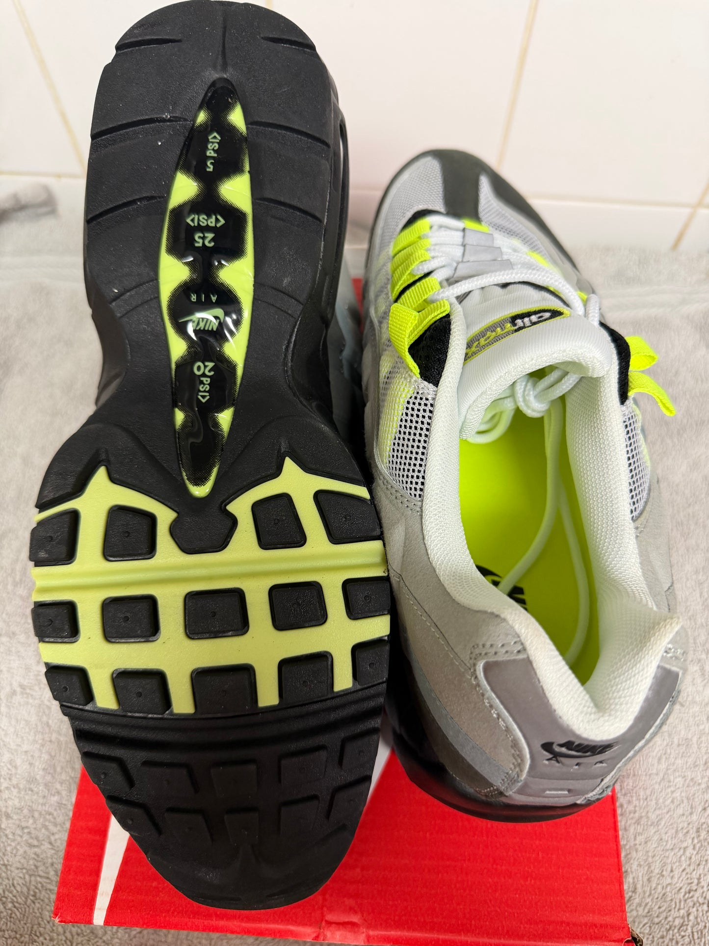 95 Style Trainers - Neon